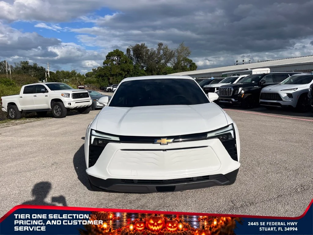 Used 2025 Summit White Chevrolet LT image 3