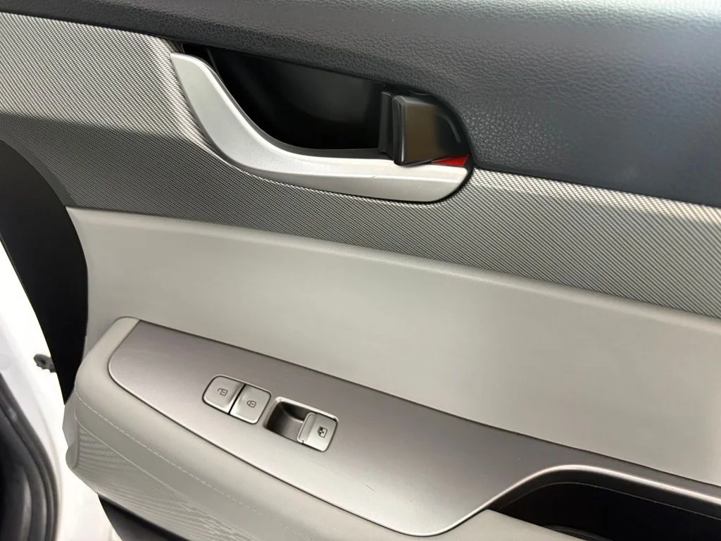 Used 2025 White Hyundai SEL image 13