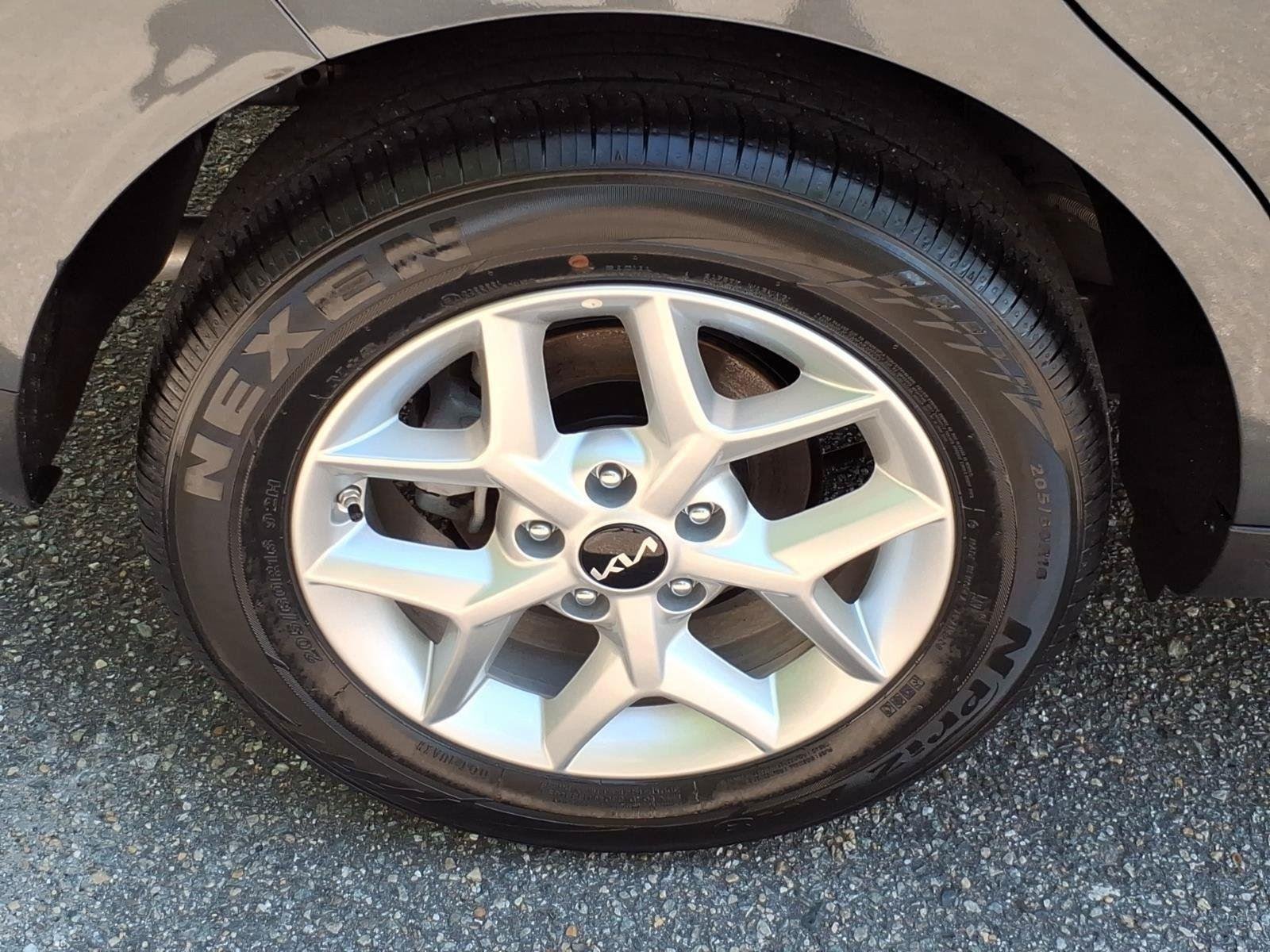 Used 2025  KIA  image 10