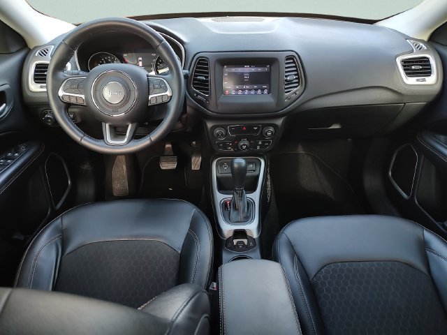 Used 2018 White Jeep Latitude image 9