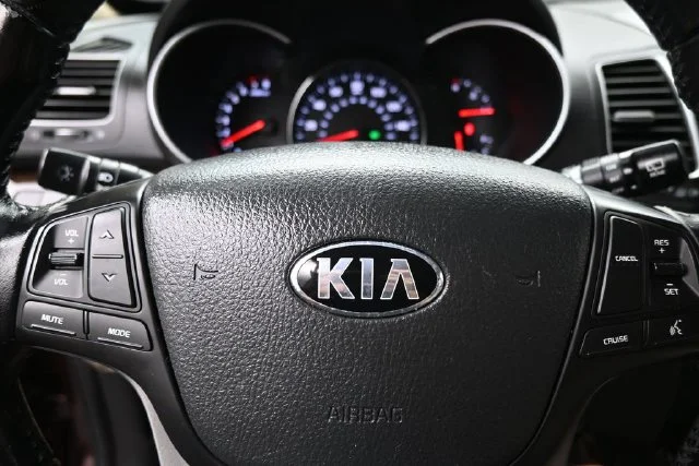 Used 2015 Red Kia LX image 17