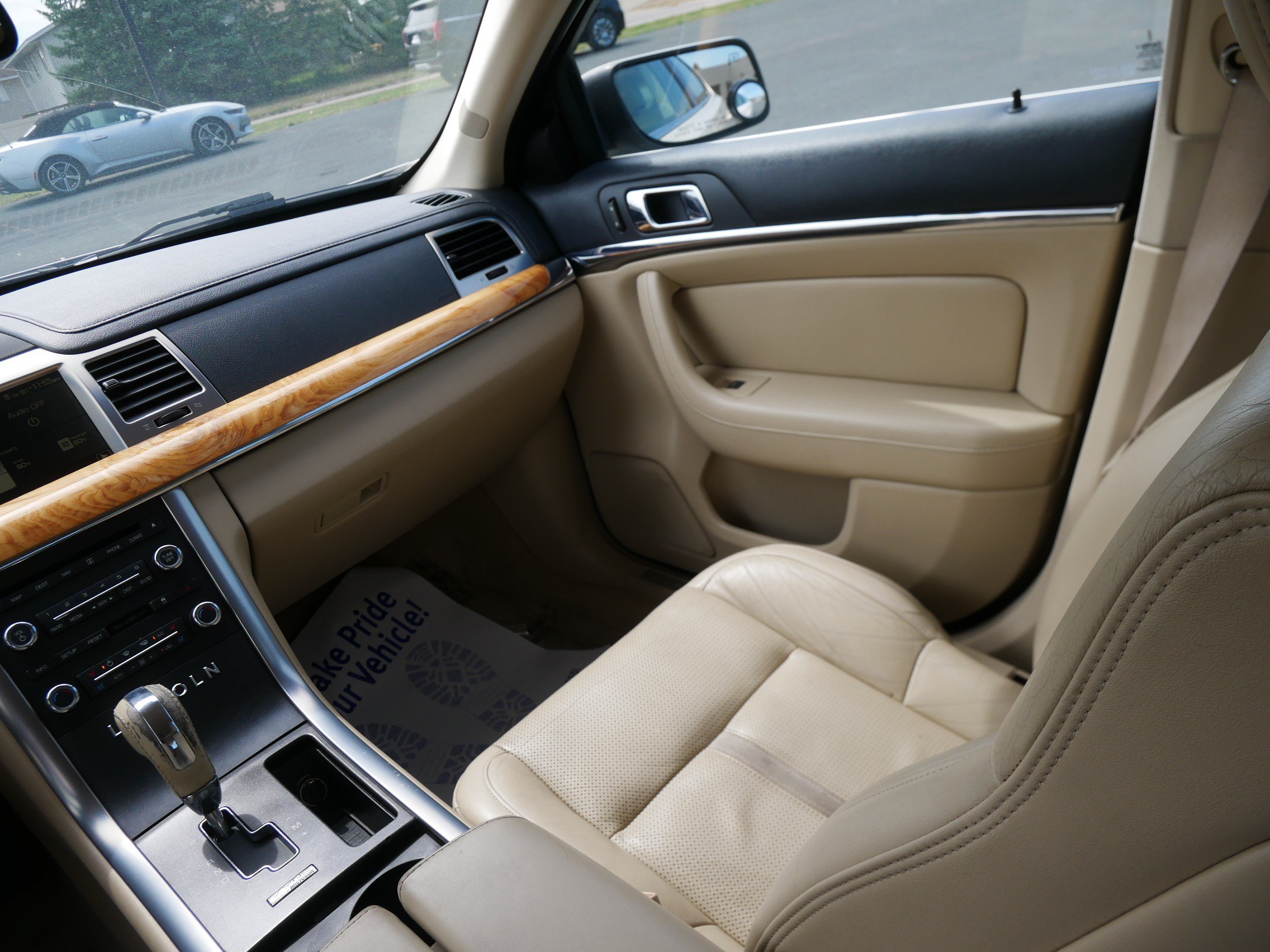 Used 2009 White Lincoln  image 16