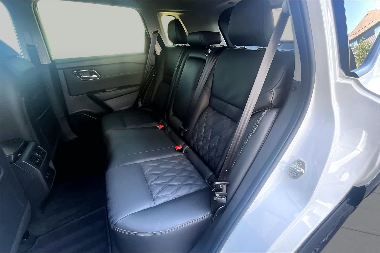 Used 2025 Everest White Pearl Nissan Platinum image 20