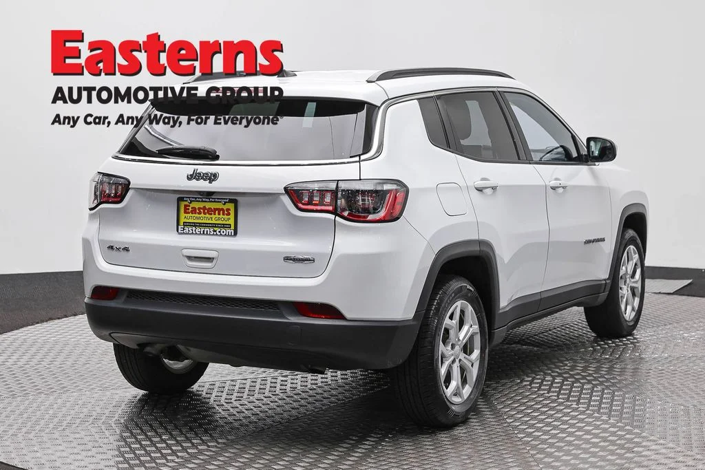 Used 2024 White Jeep Latitude image 5