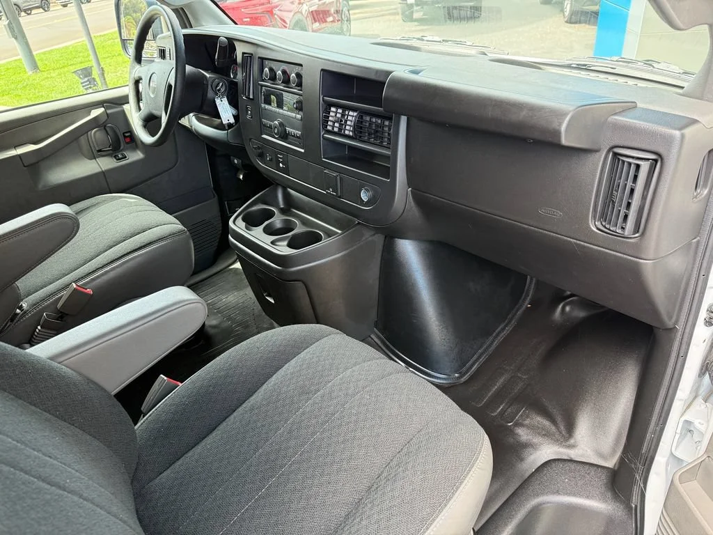 Used 2025 Summit White GMC Work Van image 22