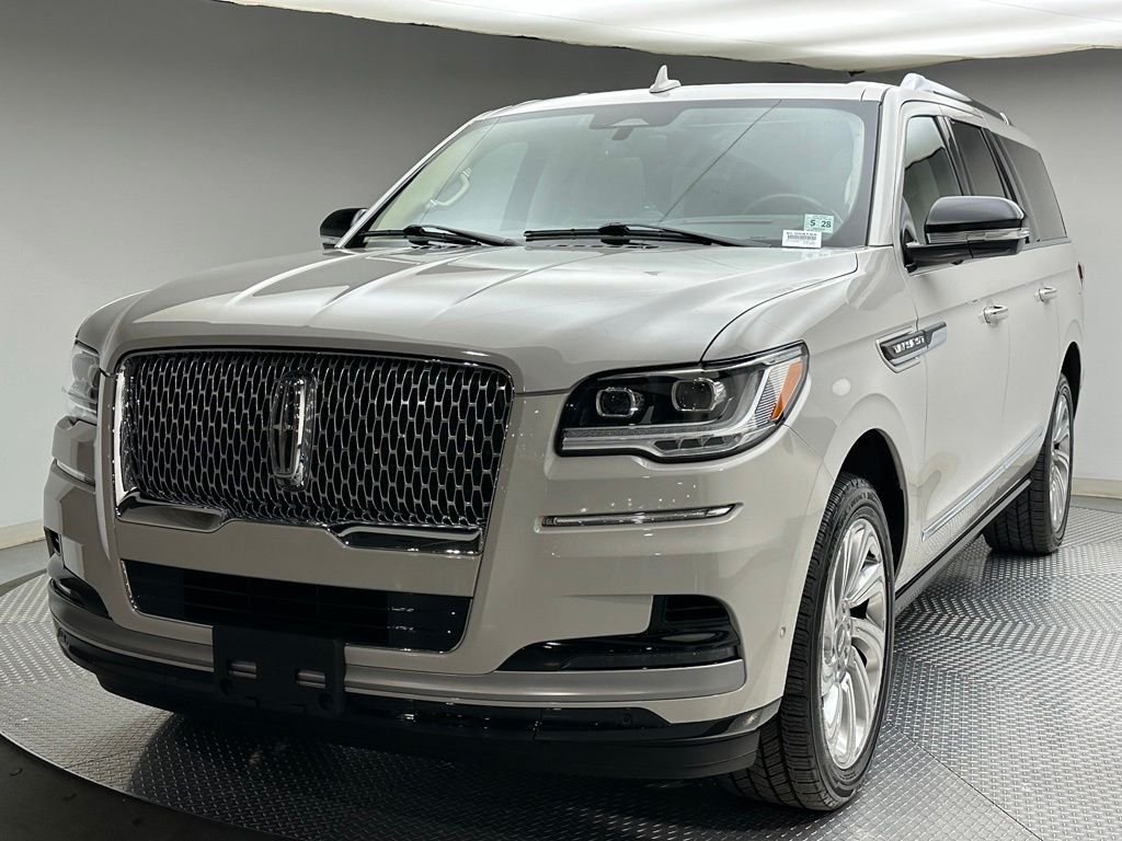 Used 2023 Pearl Metallic Lincoln Reserve image 1