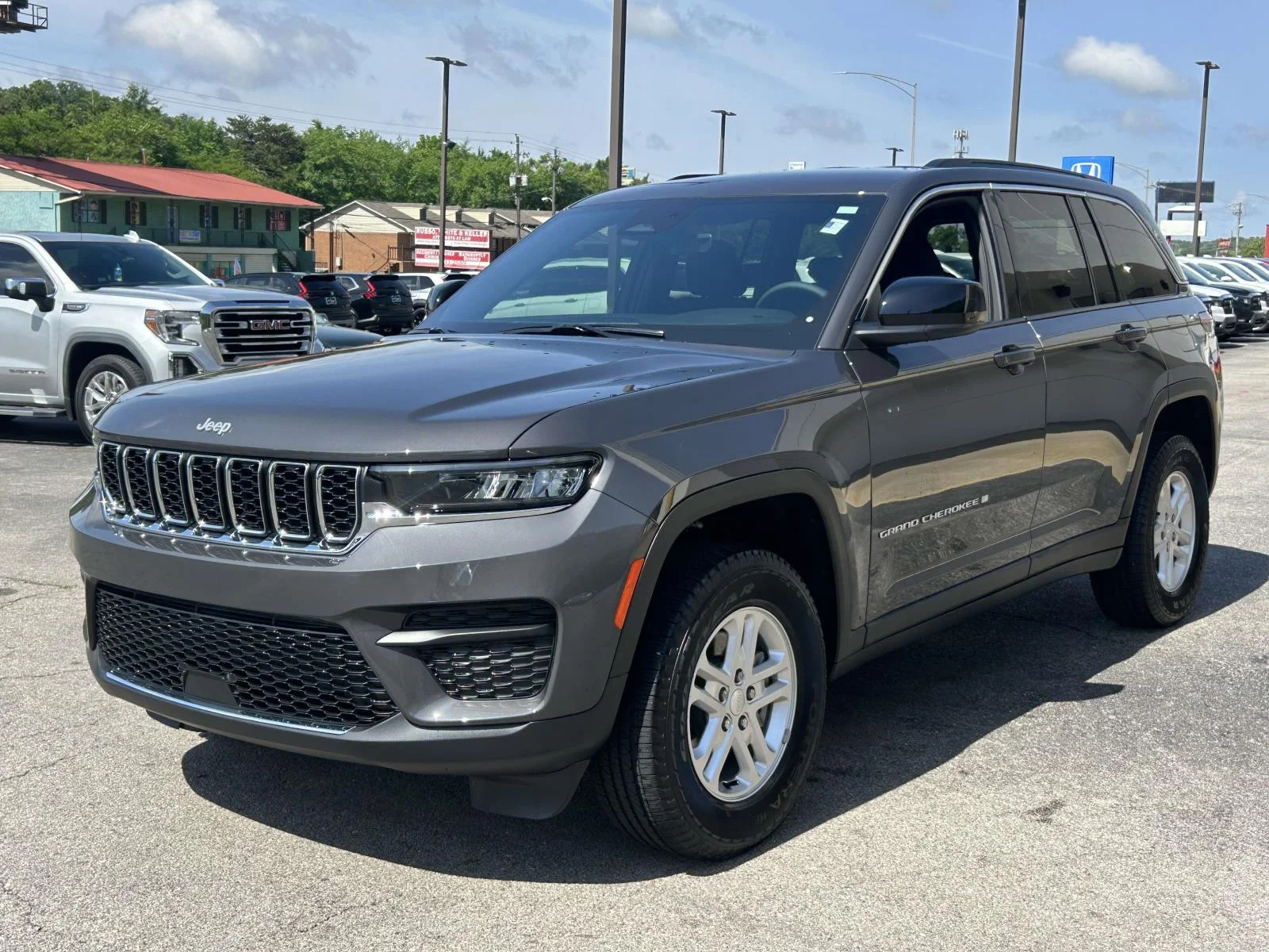 Used 2025 Gray Jeep Laredo 4x4 image 4