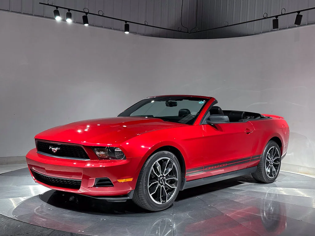 Used 2010 Red Ford V6 image 2