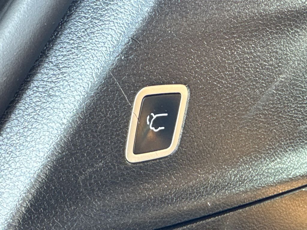 Used 2023 White Chrysler Pinnacle image 12