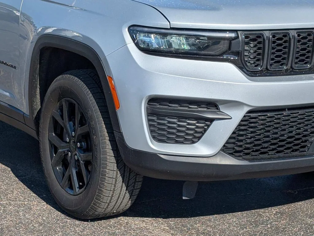 Used 2025 Silver Jeep Altitude image 5