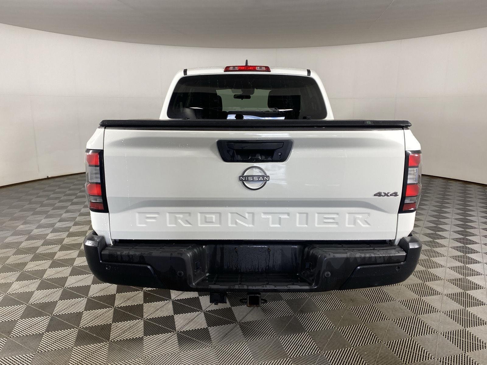 Used 2022 Glacier White Nissan S image 6