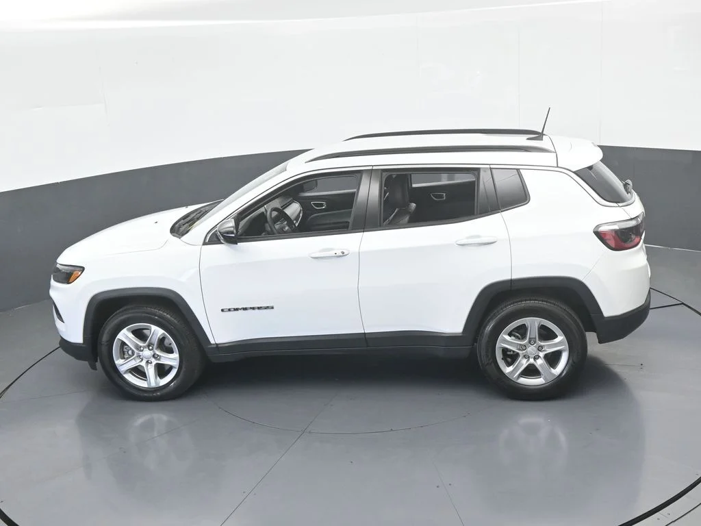 Used 2023 Bright White Clearcoat Jeep Latitude image 44