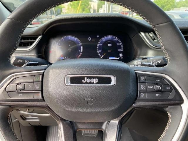 Used 2023 Diamond Black Crystal Pearlcoat Jeep Laredo image 16