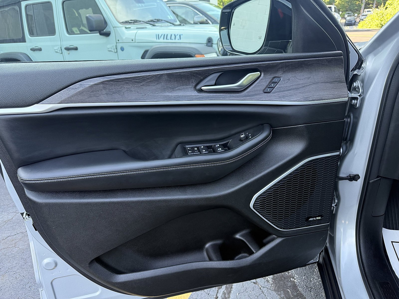 Used 2023 Silver Zynith Jeep BASE image 10