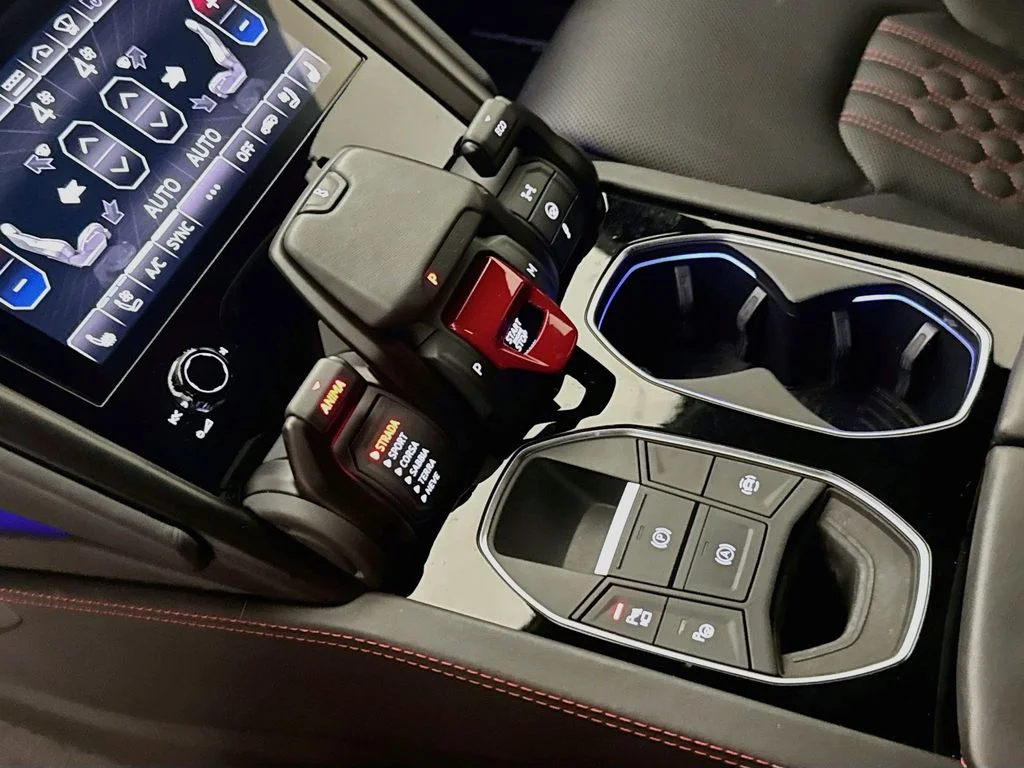 Used 2023 Red Lamborghini S image 17