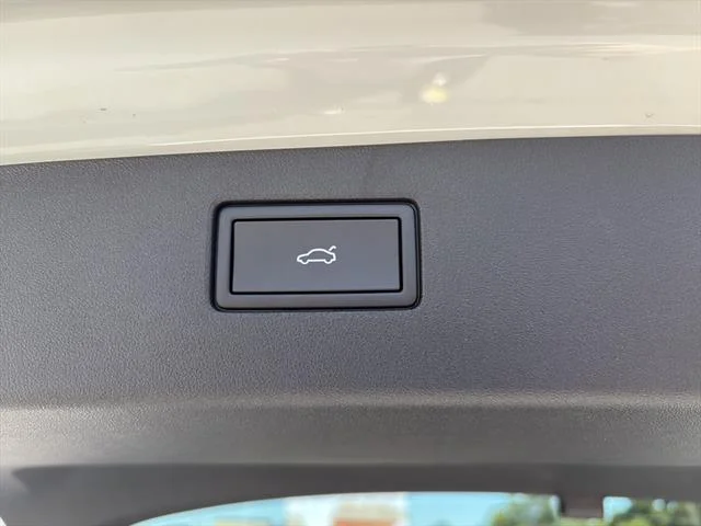2025 Volkswagen Tiguan SE - Photo 12