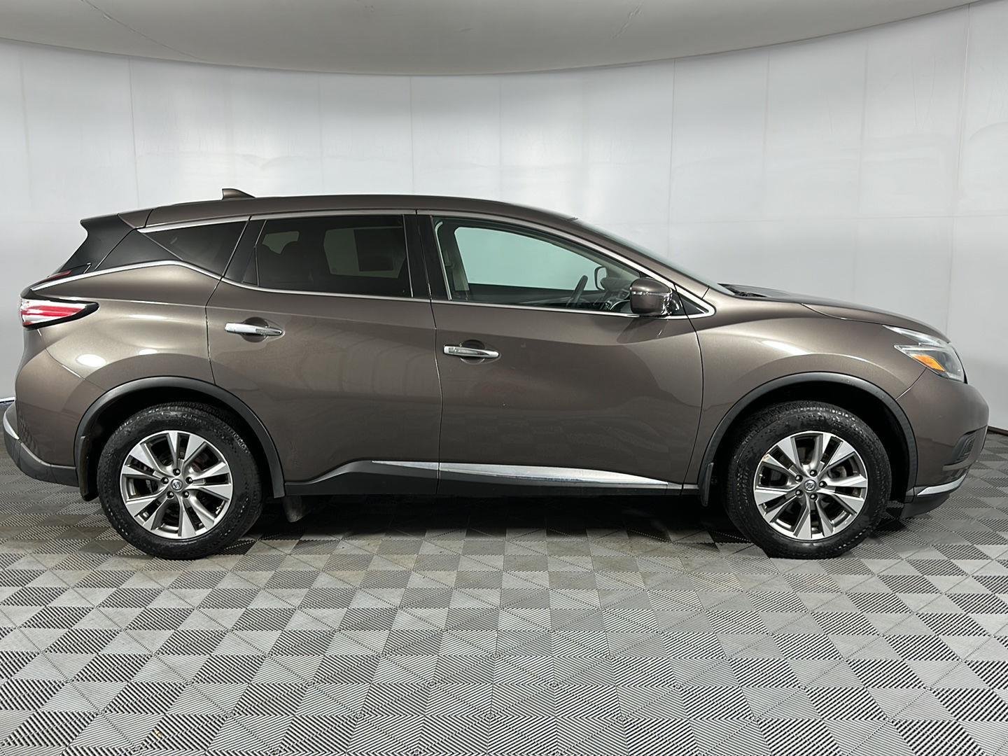 Used 2018 Java Metallic Nissan S image 27