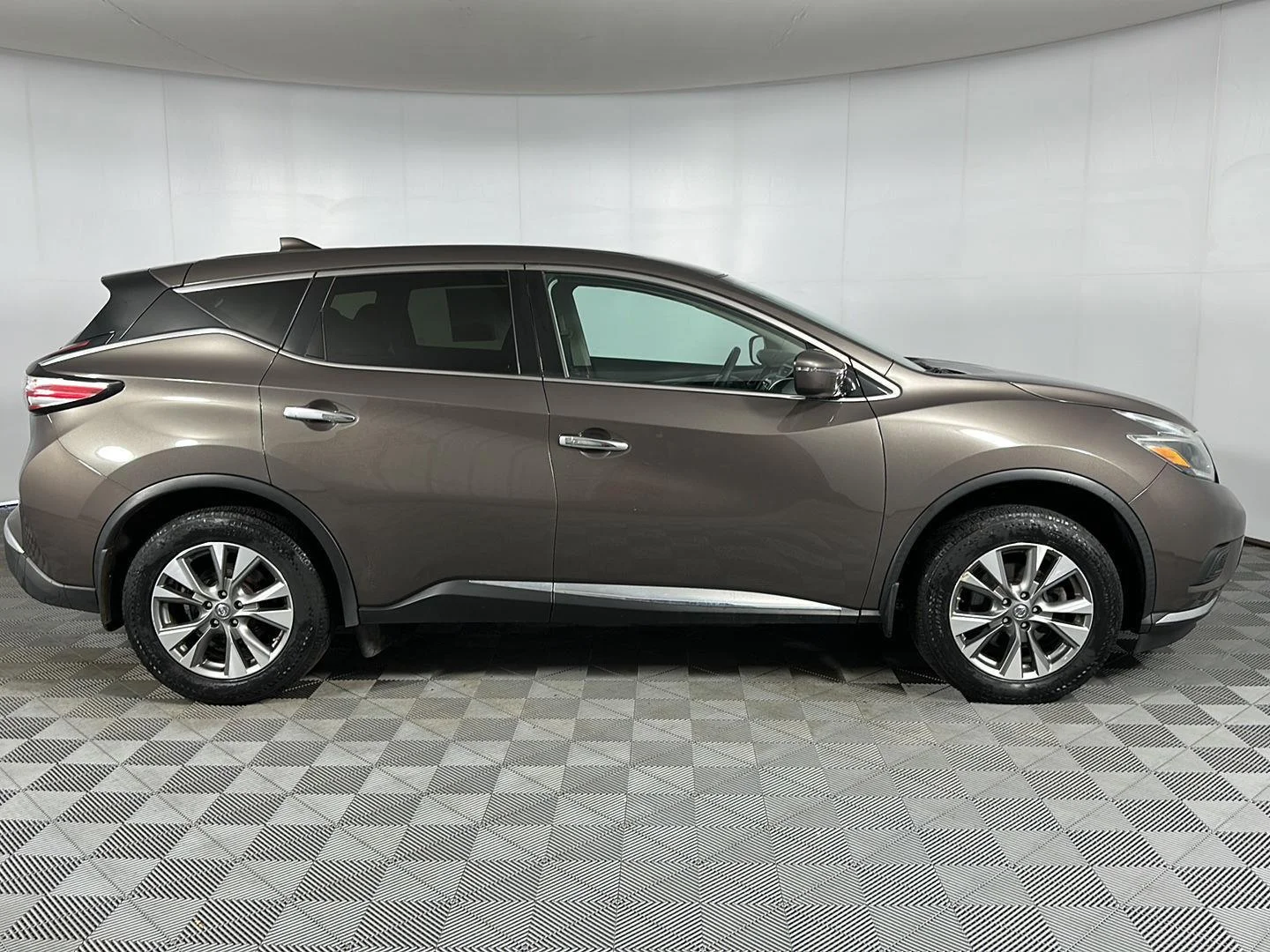 Used 2018 Java Metallic Nissan S image 27