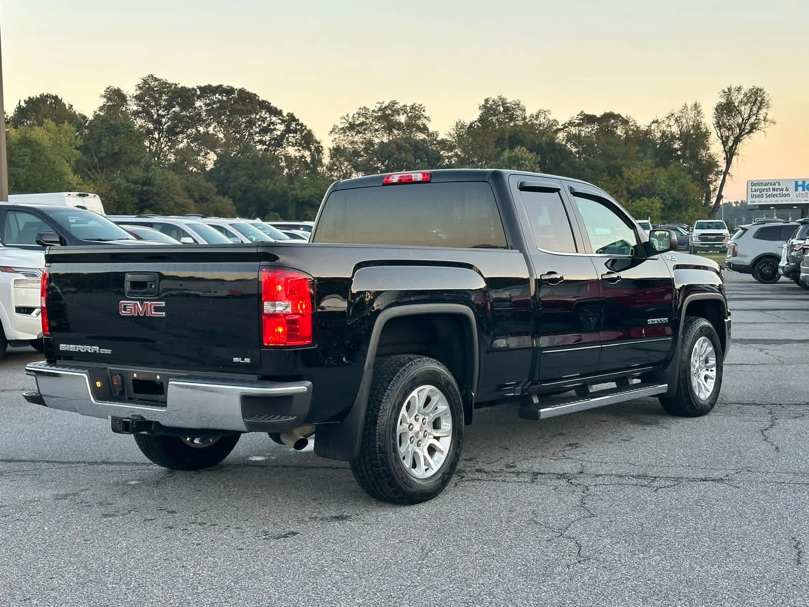 Used 2019 Onyx Black GMC SLE image 8