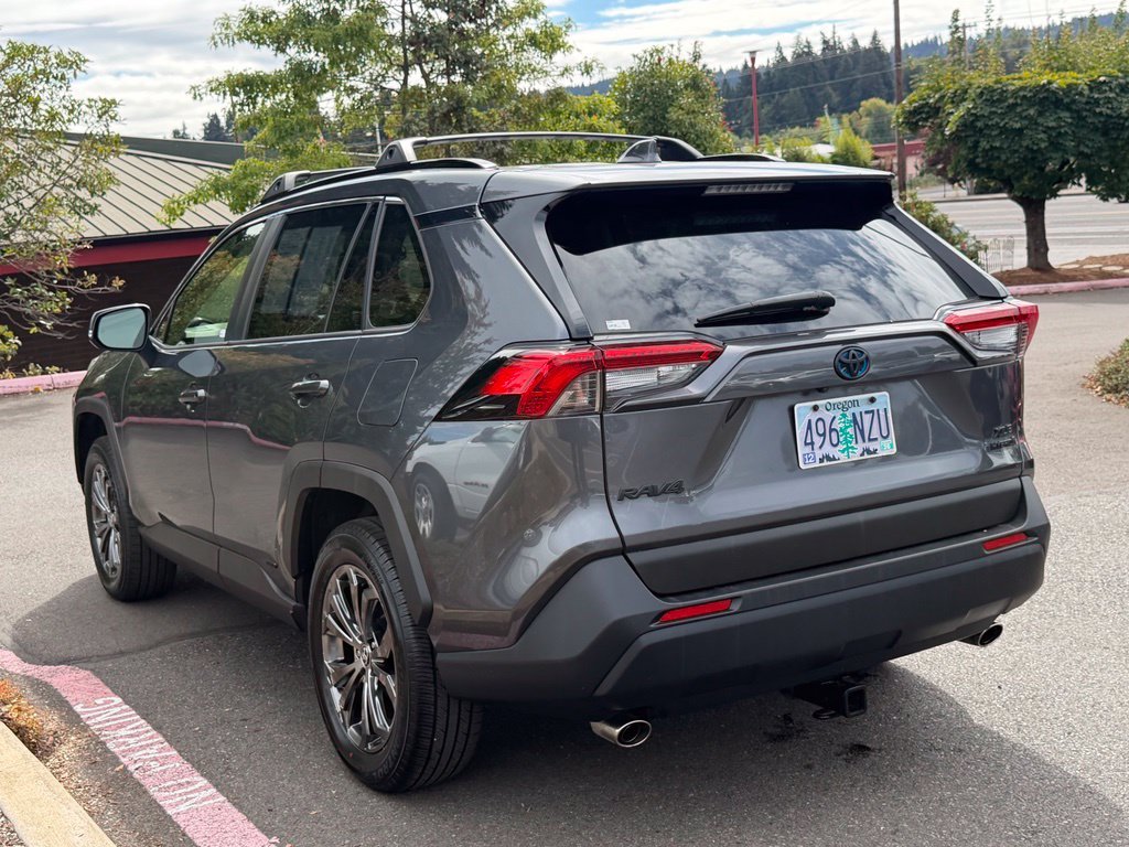 Used 2023 Magnetic Gray Metallic/Midnight Black Metallic Toyota XLE Premium image 4