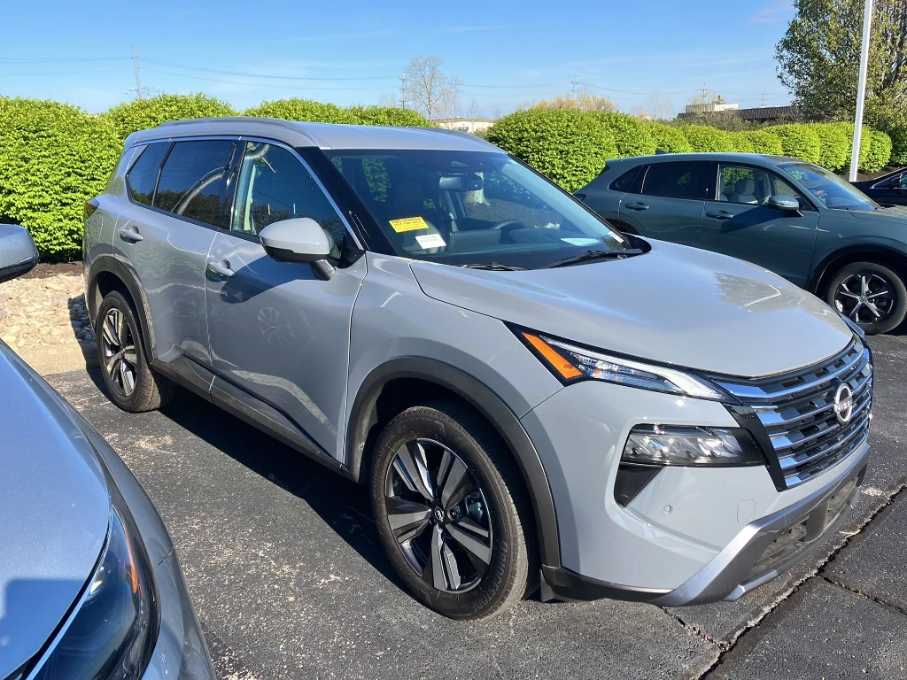 Used 2025 Boulder Gray Pearl Nissan SL image 30
