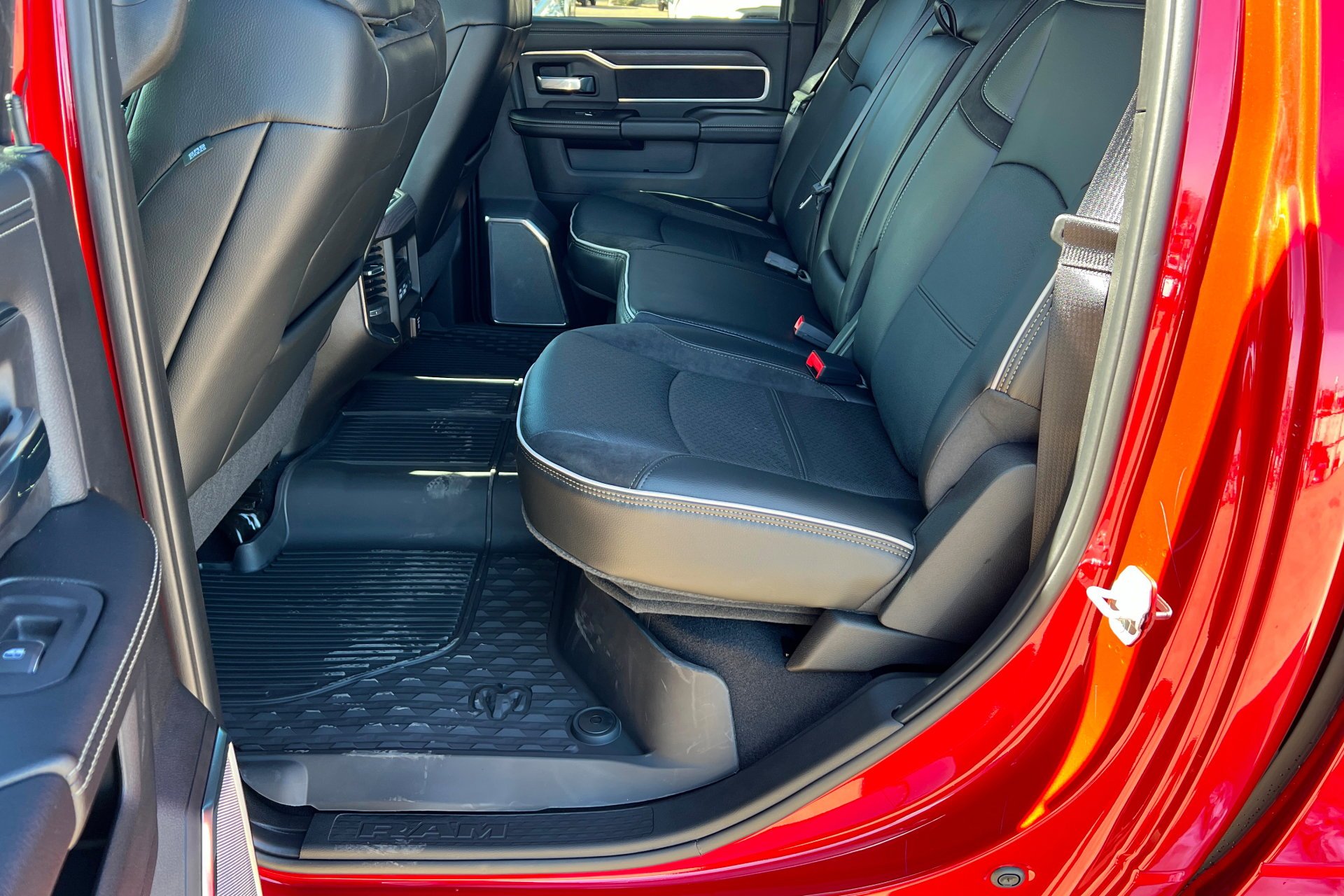 New 2026 Molten Red Pearl-Coat Exterior Paint RAM Laramie image 22