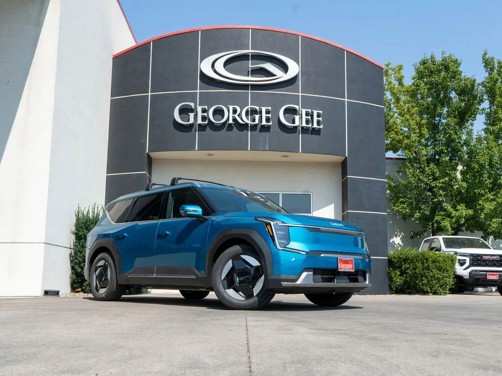 New 2026 Ocean Blue Kia Wind AWD image 1