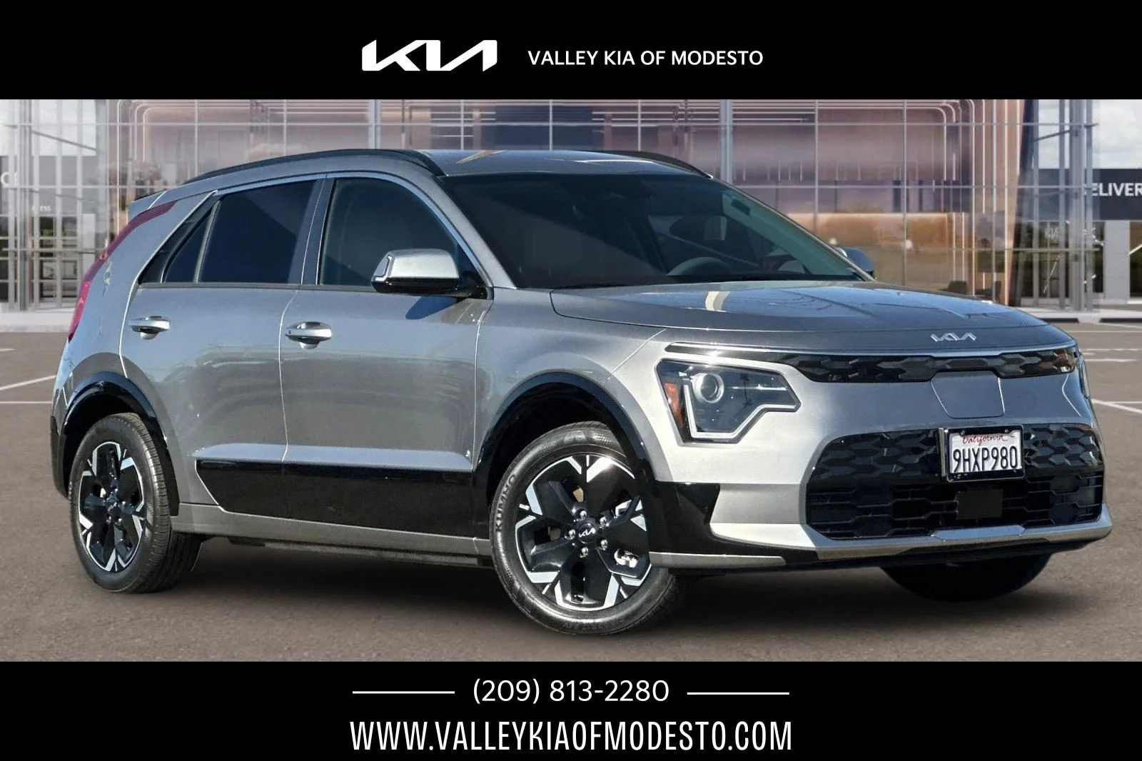 Used 2023 Steel Gray Kia Wind image 1