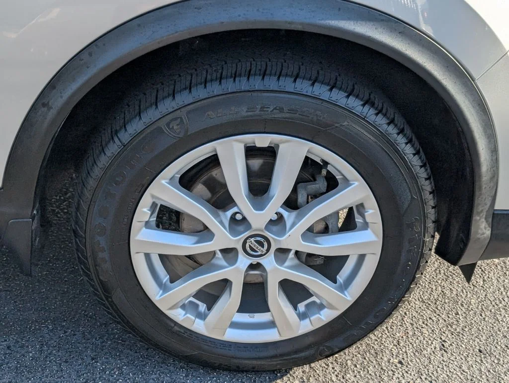 Used 2021 Silver Nissan SV image 20