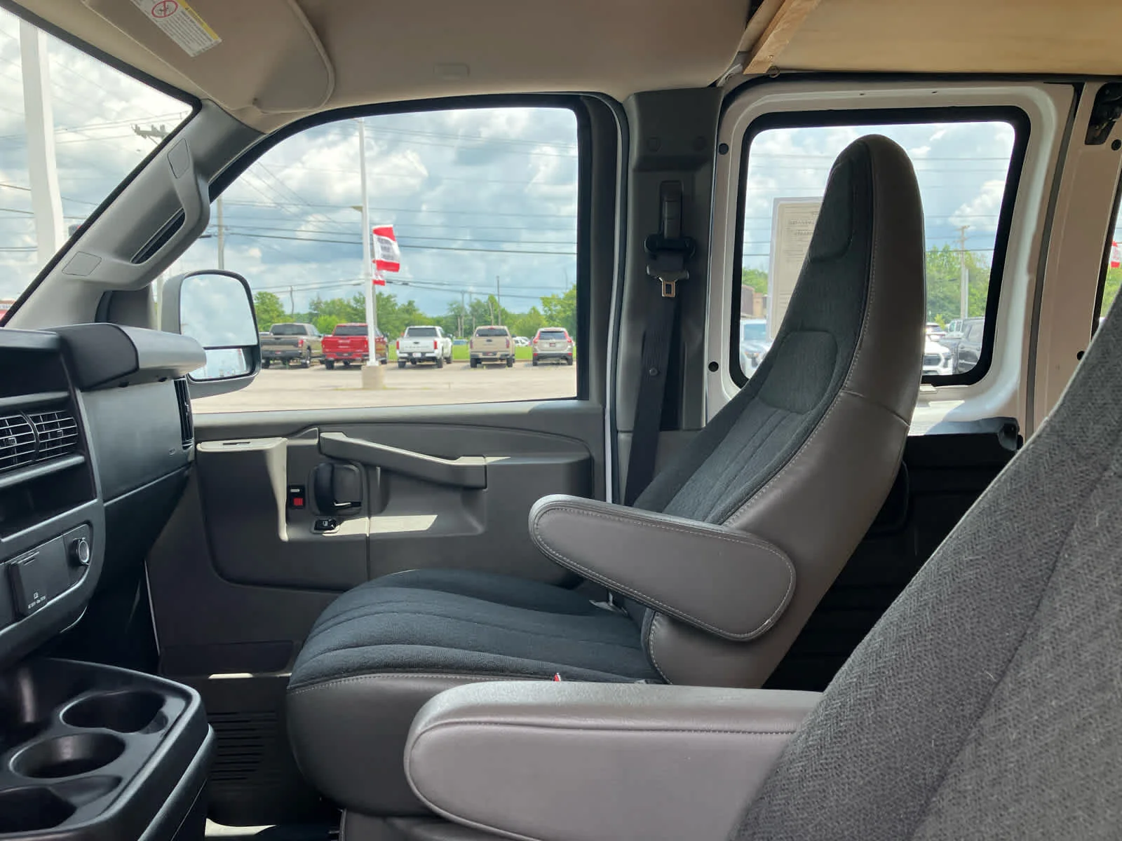Used 2022 Summit White GMC  image 13