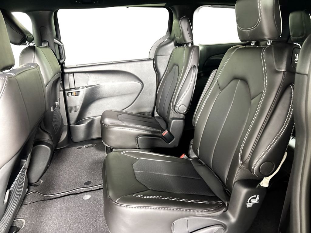 New 2026 Diamond Black Crystal Pearl-Coat Exterior Paint Chrysler LX image 23