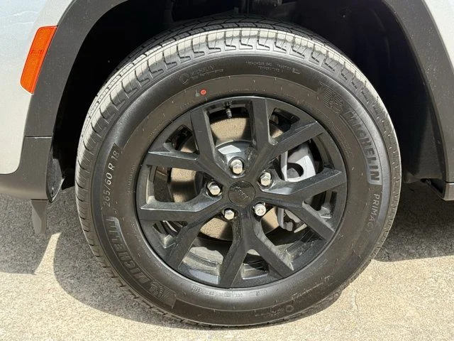 New 2026 Silver Zynith Exterior Paint Jeep Altitude image 14
