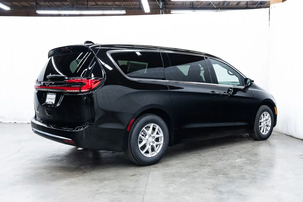 New 2027 Diamond Black Crystal Pearl-Coat Exterior Paint Chrysler Select image 6