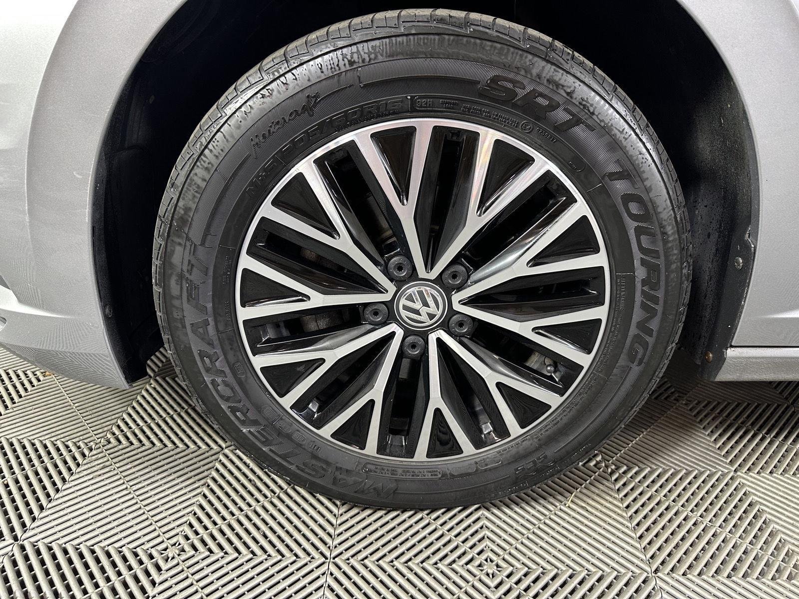 Used 2021 Platinum Gray Metallic Volkswagen SE image 23