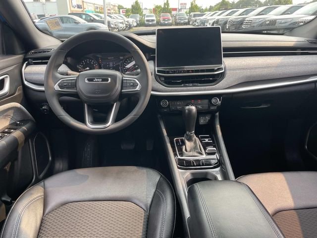Certified Used 2024 Hydro Blue Pearlcoat Jeep Latitude image 19