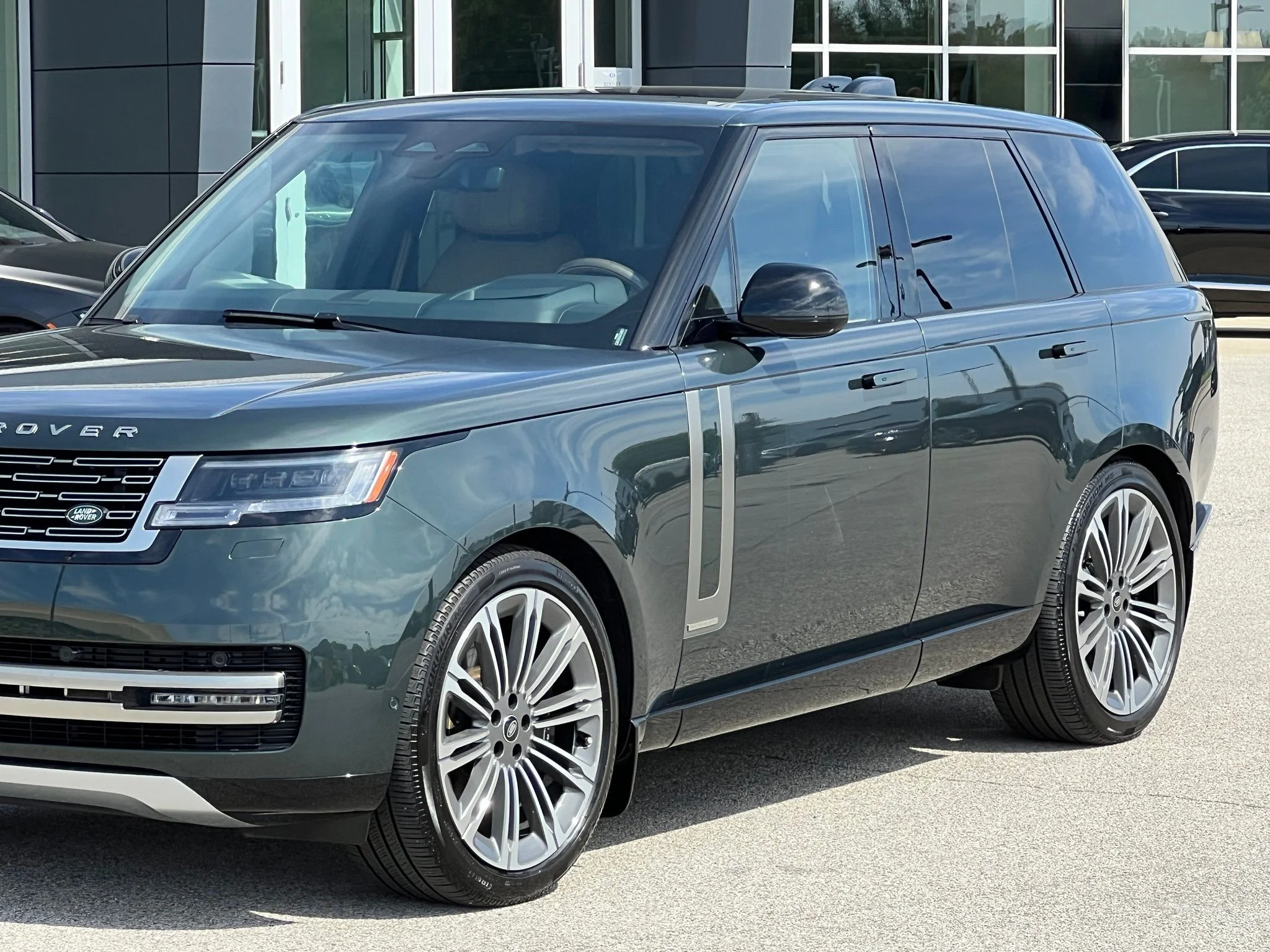 Used 2025  Land Rover Autobiography image 12