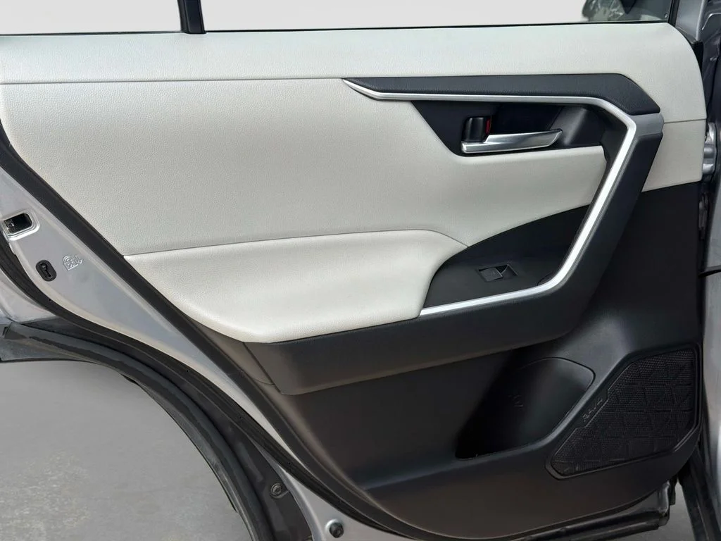 Used 2022 Silver Toyota XLE Premium image 13