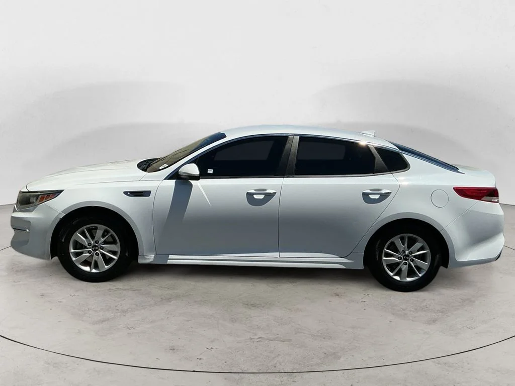 Used 2018 White Kia LX image 12