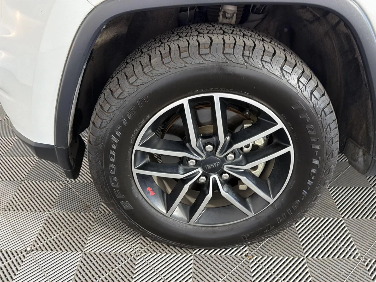 Used 2019 Bright White Clearcoat Jeep Trailhawk image 17