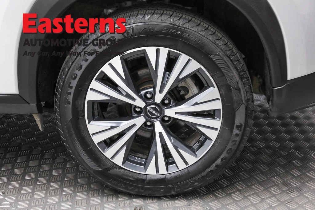 Used 2022 Silver Nissan SV image 8