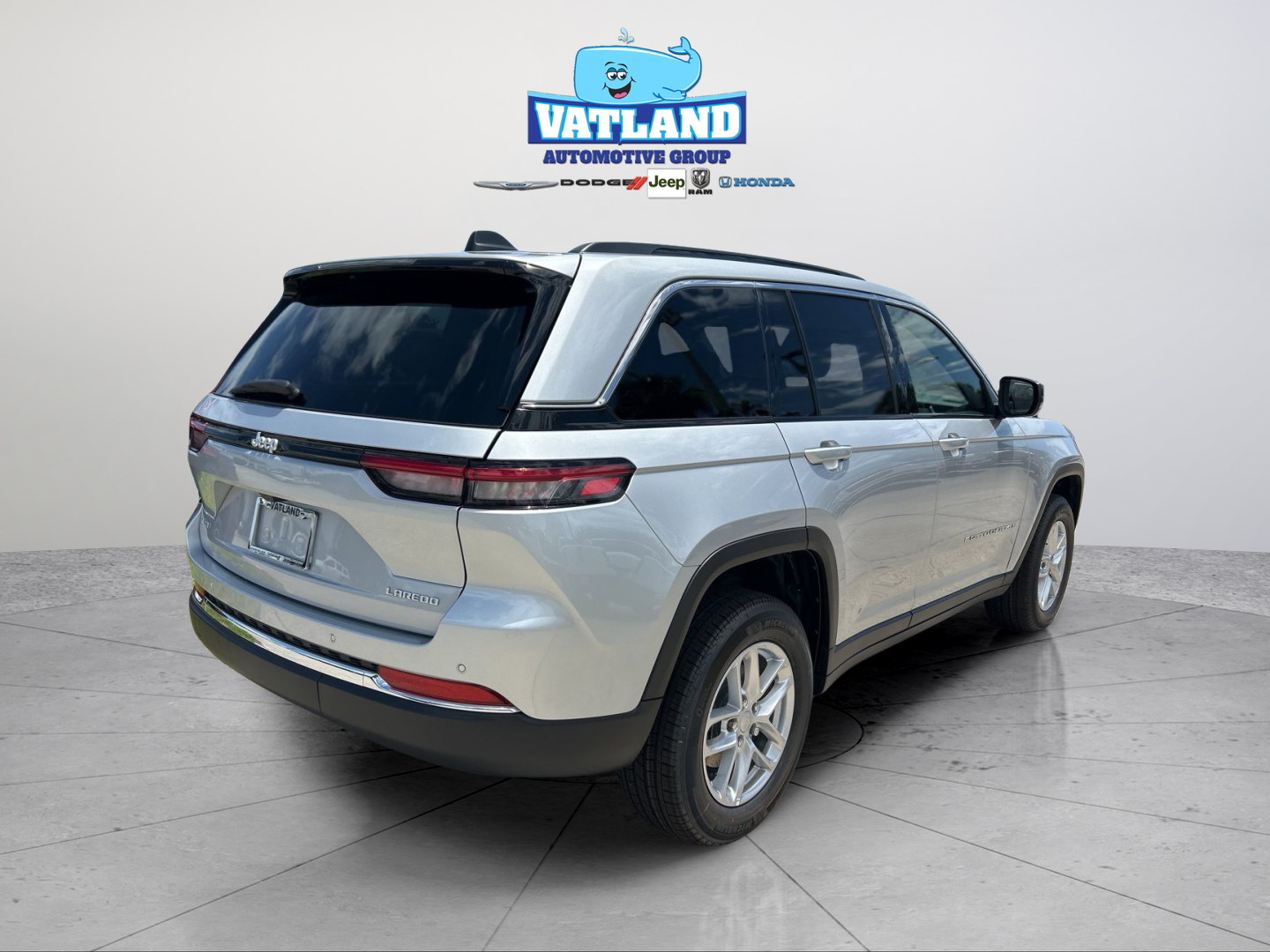 New 2026 Silver Zynith Exterior Paint Jeep Laredo image 7