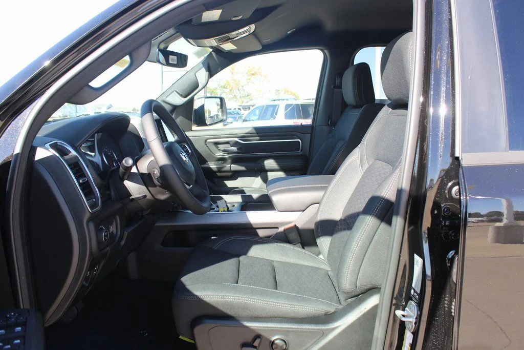 New 2026 Diamond Black Crystal Pearl-Coat Exterior Paint RAM Big Horn/Lone Star image 11