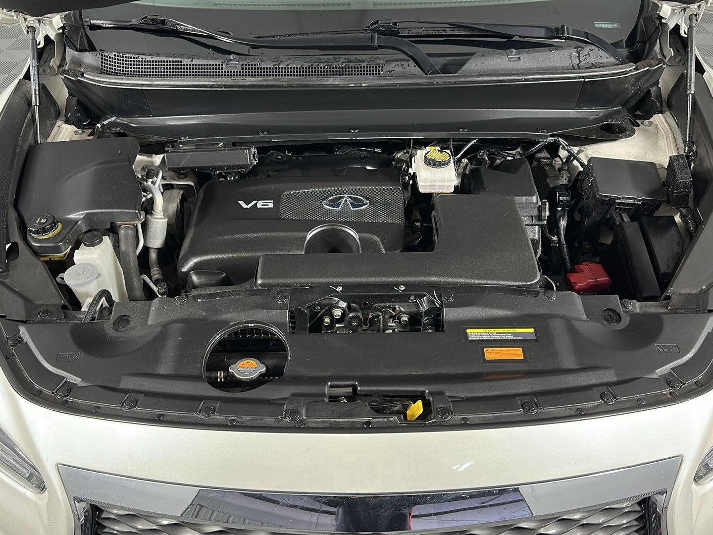 Used 2019 Majestic White INFINITI LUXE image 17