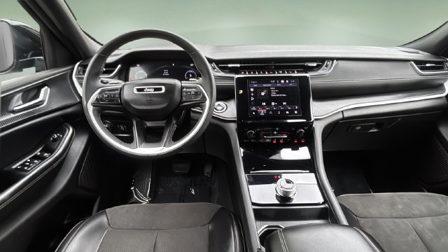 Used 2023 Gray Jeep Altitude image 10