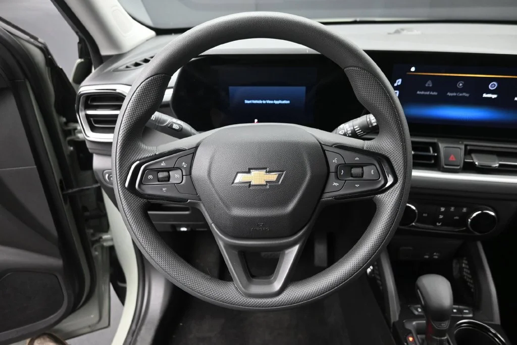 Used 2025 Green Chevrolet LS image 17