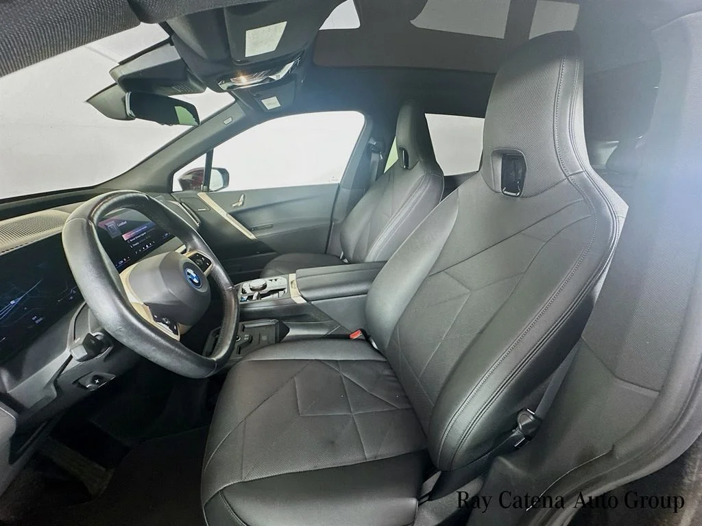 Used 2024 Red BMW xDrive50 image 21