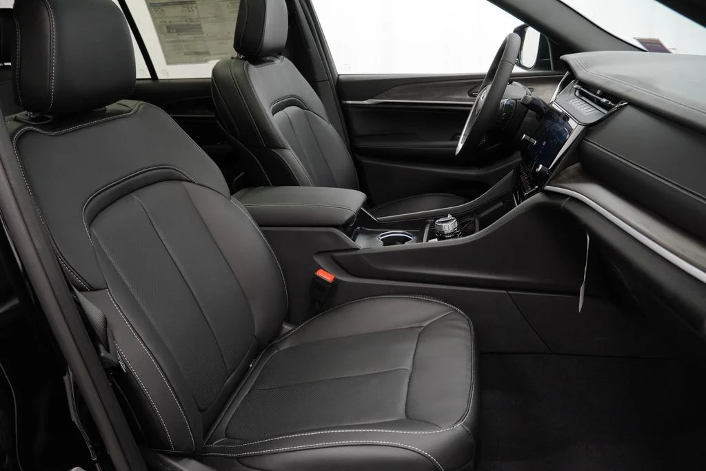 New 2026 Diamond Black Crystal Pearl-Coat Exterior Paint Jeep Limited Reserve image 34