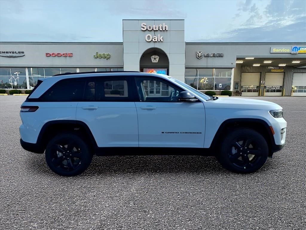 New 2025 Bright White Clear-Coat Exterior Paint Jeep Limited image 2
