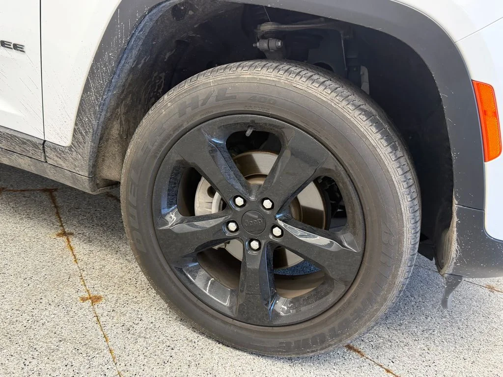 Certified Used 2023 White/off-white Jeep Altitude X image 14