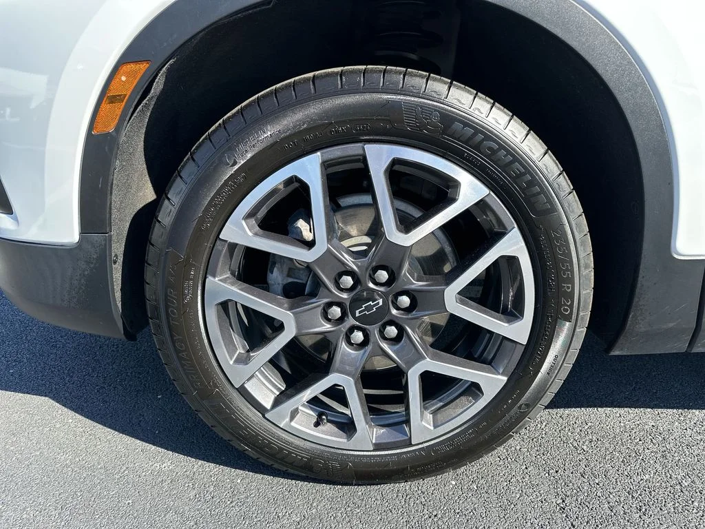 Used 2022 White Chevrolet LT image 16